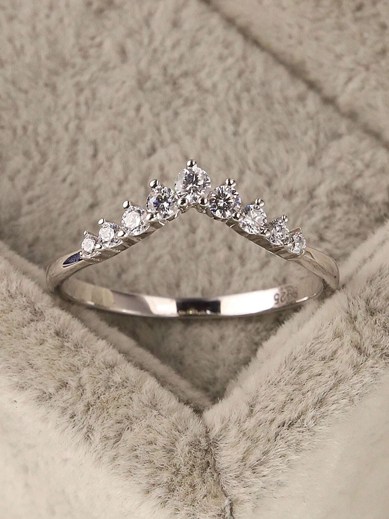 A S925 Silver V-Shaped Diamond Crown Ring Is Suitable For Women's Wedding Wear Engagement Bridal Jewelry