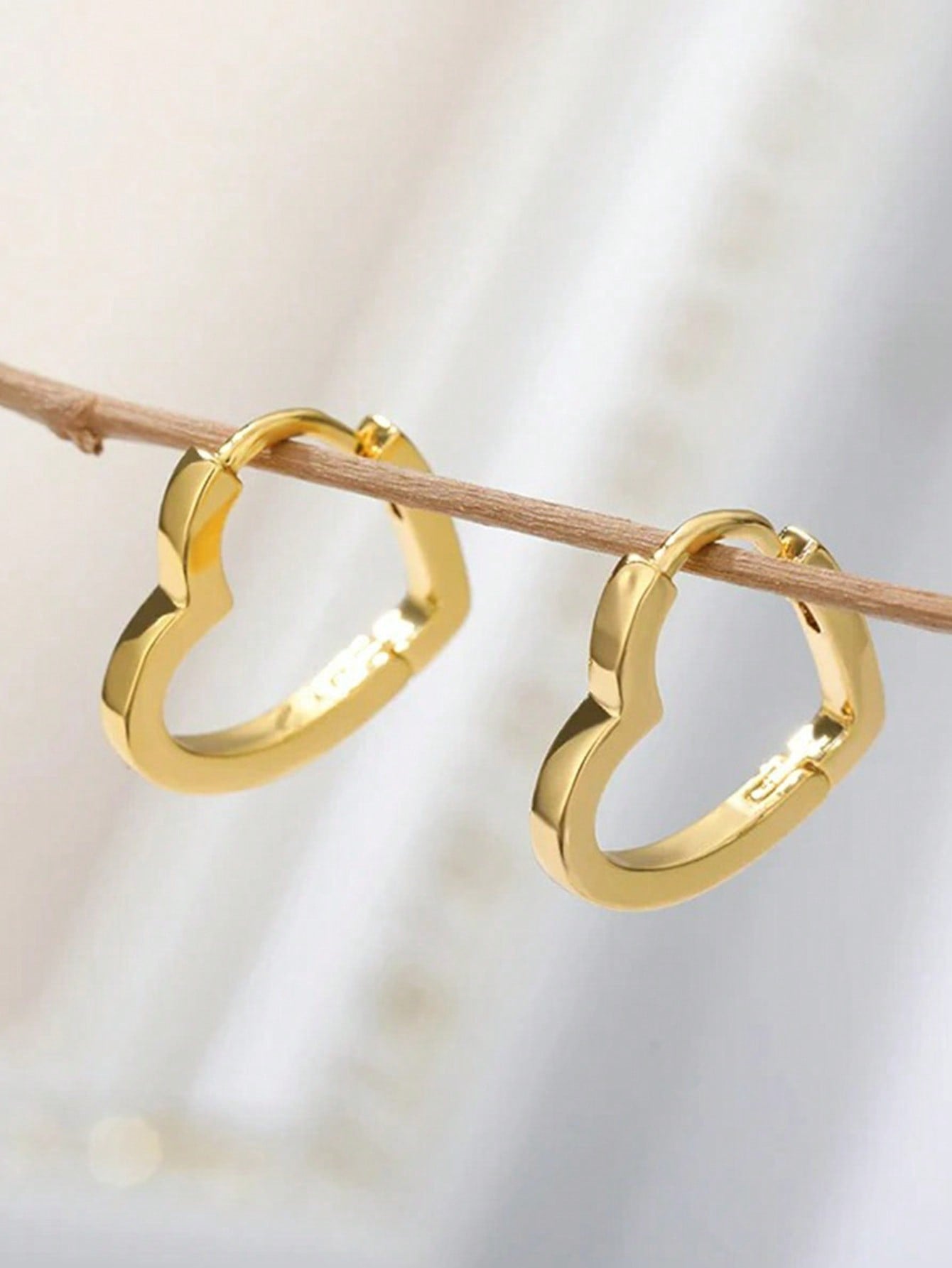 1pair Fashionable Gold-Color Stainless Steel Hollow Out Heart Stud Earrings, Suitable For Women's Daily Wear, Jewelry Gift-Gold-1