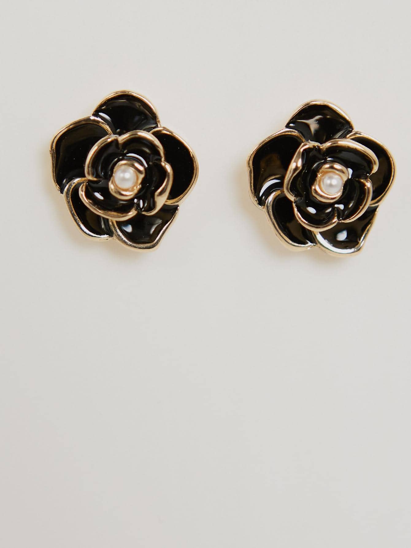 1pair Elegant French Vintage Enamel Black Camellia Flower Stud Earrings