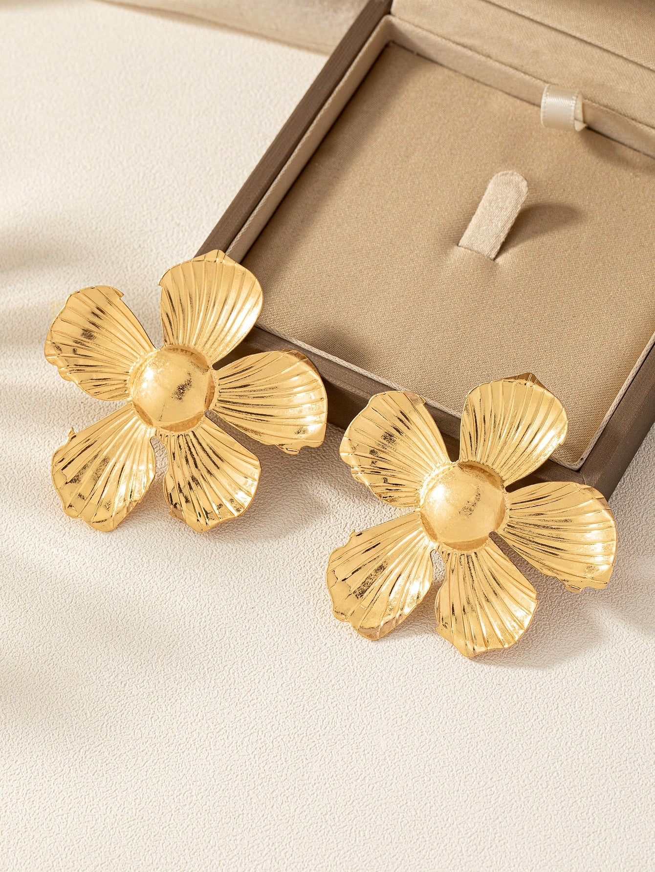 1pair Fashionable Exquisite Simple Vintage European And American Style Flower Shaped Stud Earrings-Gold-1