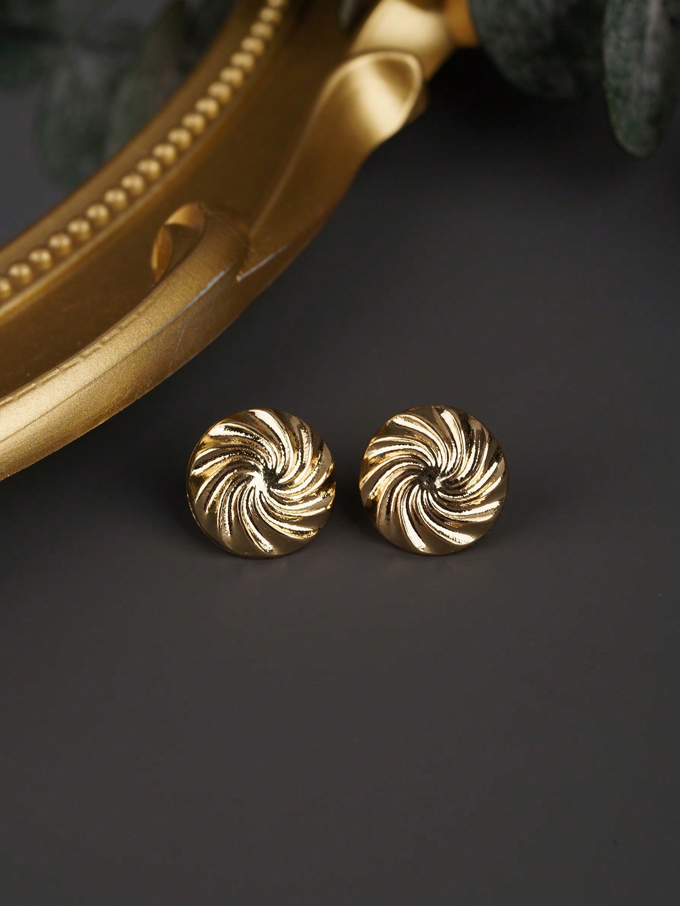 Vintage Elegant Ladies' Stud Earrings Suitable For Daily Wear, European And American Style-Gold-1