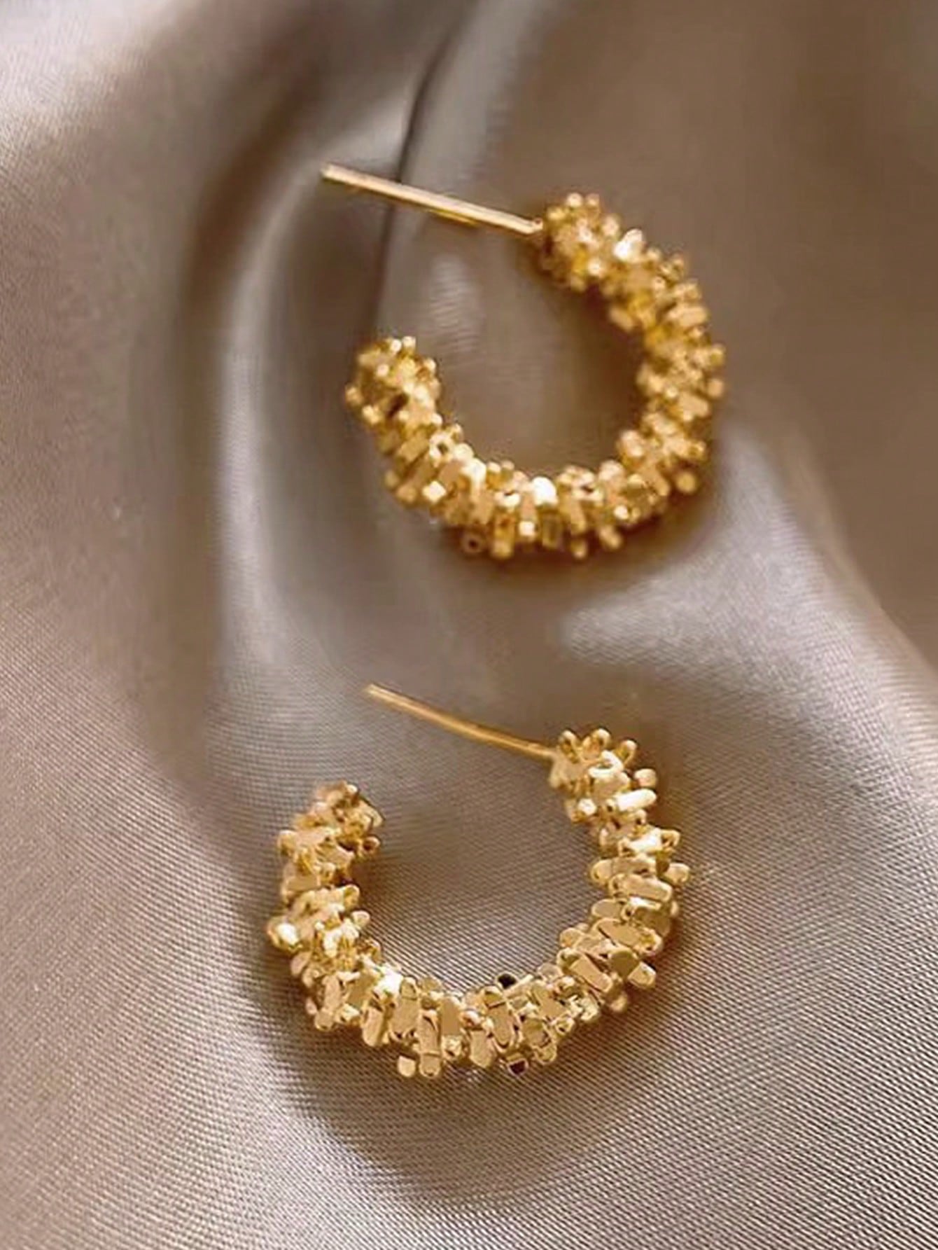 1 Pair Of Elegant And Fashionable Golden Broken Silver Earrings Suitable For Daily Wear By Women-Gold-1