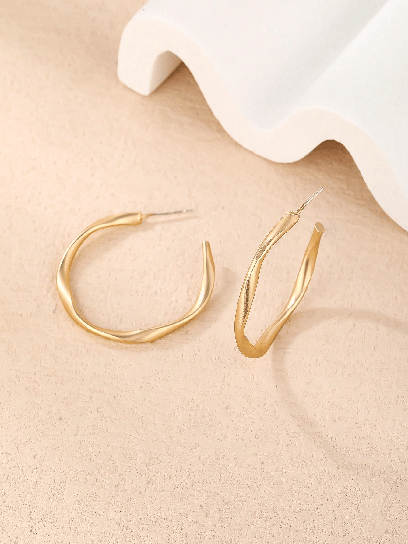 Autumn/Winter Metal Hoop Earrings Basic Circle Ear Accessories For Women, American And European Style, 2023 New Arrival, Unique Cold Wind And High-End Feeling-Gold-1