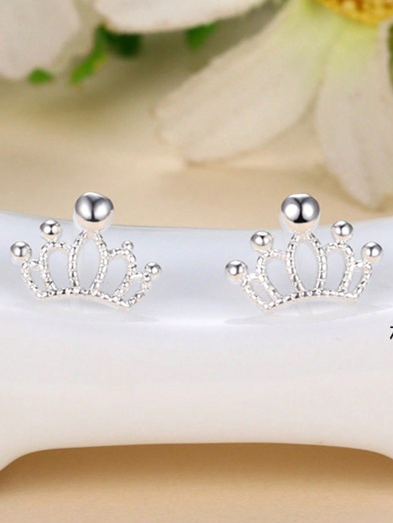 1pair Silver-tone Crown Shaped Stylish Stud Earrings For Women Daily Wear--1