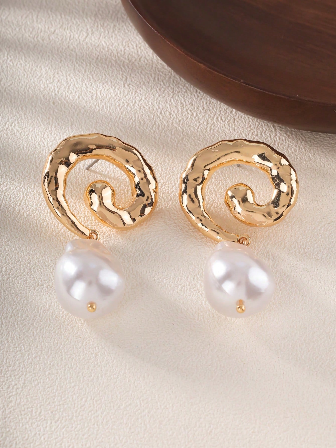 1pair Baroque Pearl Spiral Fold Design Earrings, Elegant Commuting Style, European And American Fashion-Yellow Gold-1