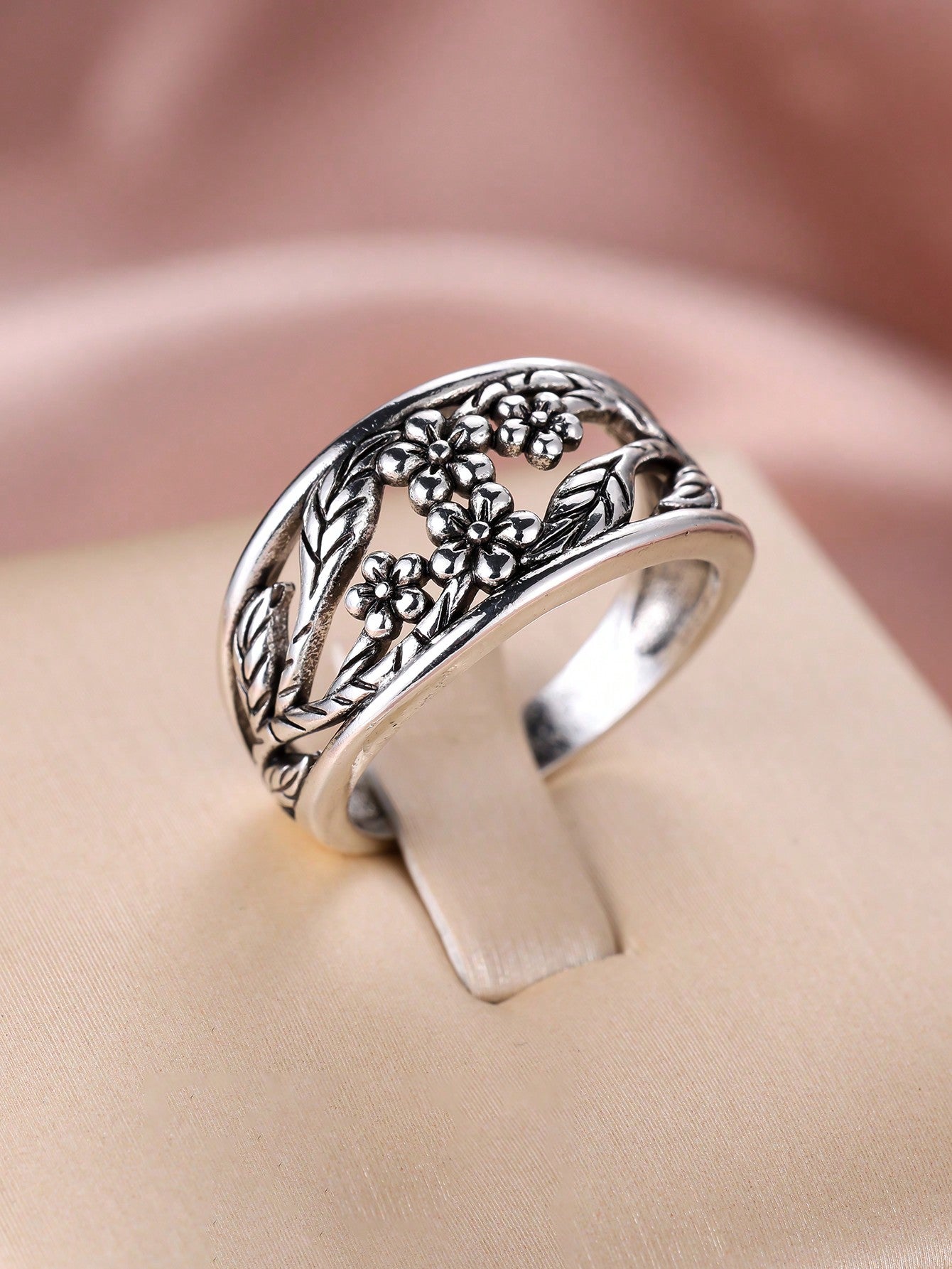 1pc Delicate Vintage Wide-Band Ring With Hollow Out Flower Design, Silver Plating For Engagement, Everyday Jewelry--1