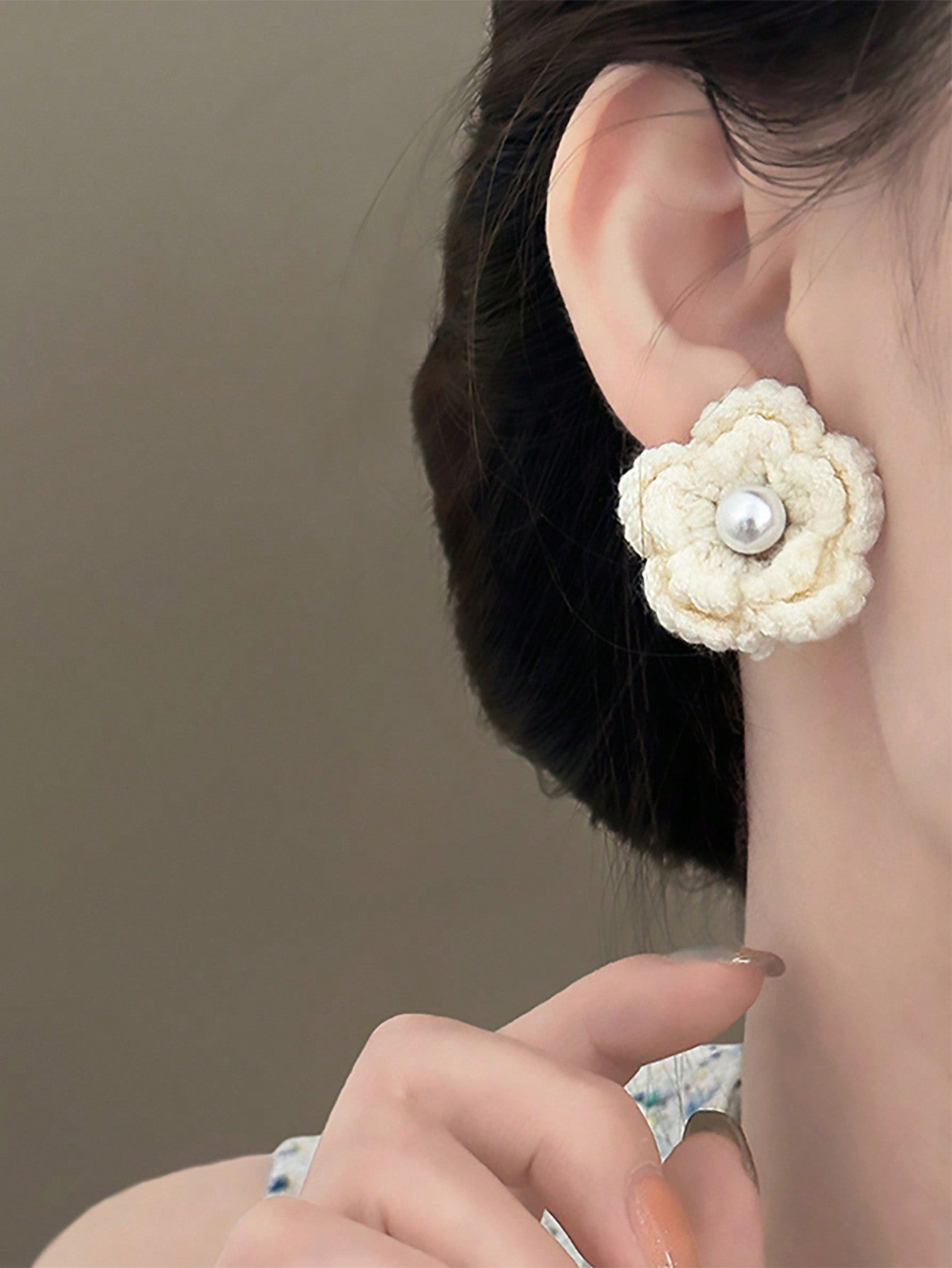 1pair Simple & Stylish Personality Creative Design Wool Flower & Pearl Earrings For Women In Winter-White-1