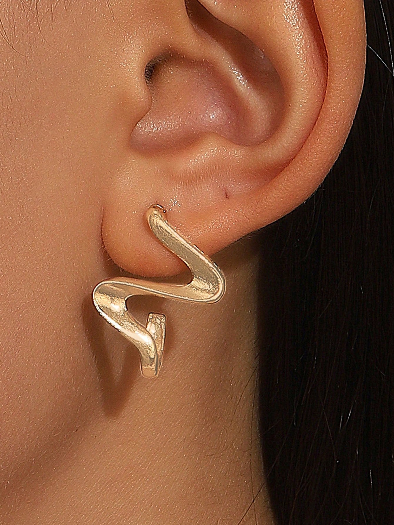 A New European And American Geometric Spiral Irregular Earrings Creative Design Alloy Snake-Shaped Letter S Earrings European And American Earrings Suitable For Women'S Daily Wear-Gold-1