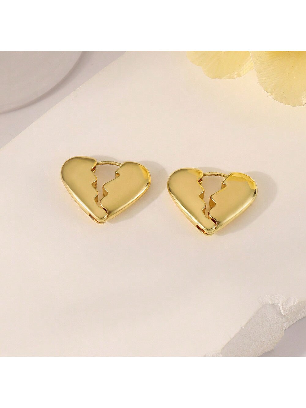 2pcs Exaggerated Metallic Cracked Heart Shaped Glossy Ear Clips--1