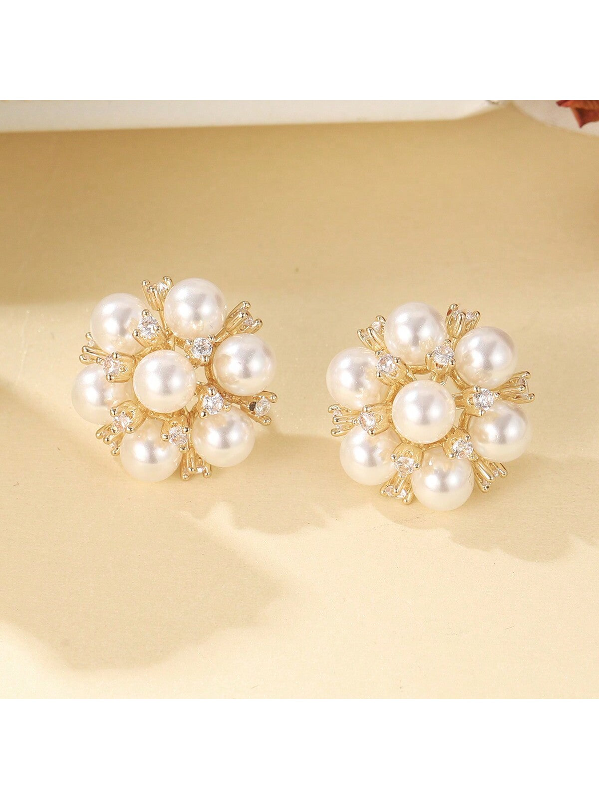 1pair Fashionable Elegant Women'S White Pearl & Petal Design Simple Style Earrings, Ideal For Festival & Party Gift-White-1