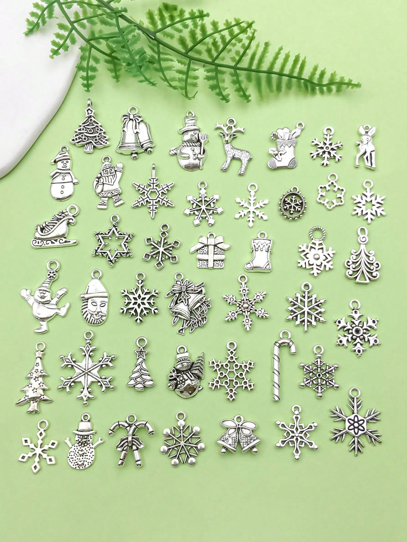 40pcs/Pack Randomly Mixed Antique Silvery Christmas Charms Pendants For Jewelry Making, Christmas Tree Christmas Stocking Snowman Bell Sleigh Reindeer, Snowflake Design Pendants DIY Necklace Bracelet Handcraft Accessories-Silver-1