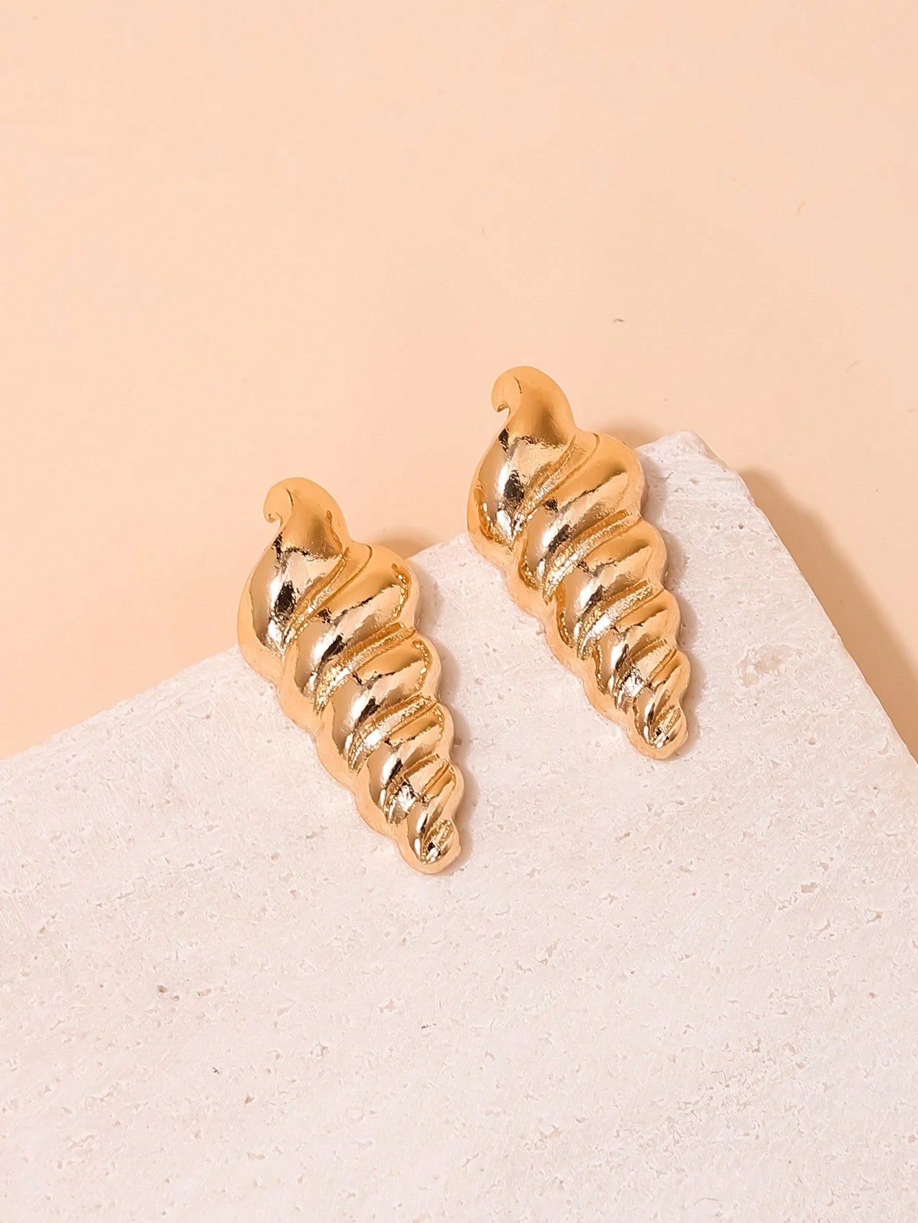 1pair Fashionable & Versatile Spiral Shaped Seashell Stud Earrings For Daily Wear, Birthdays, Holidays, Engagements, Weddings; Simple And Comfortable Women'S Ear Jewelry Accessories--1