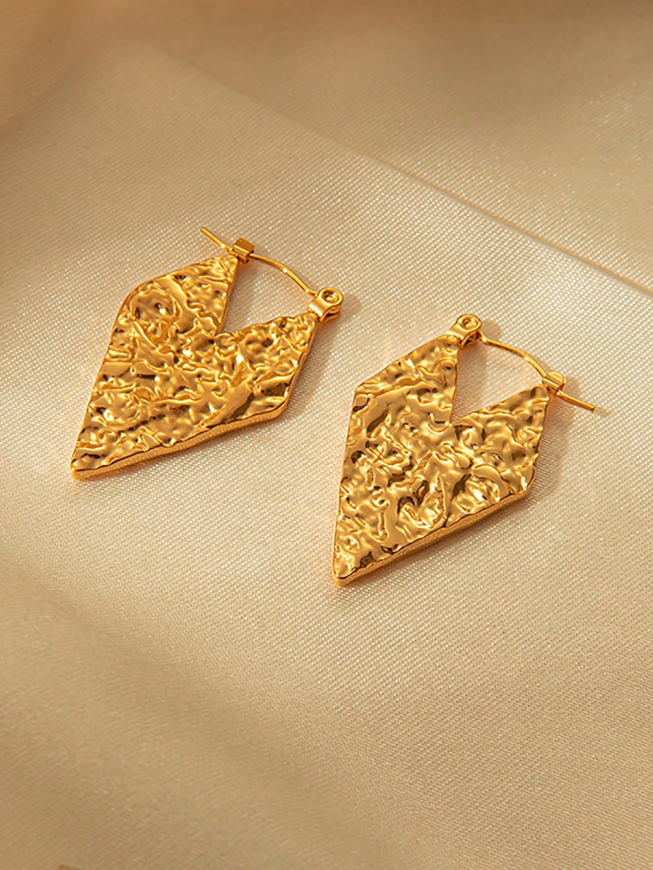 1pair French Vintage & Exquisite & Romantic 18k Gold Plated Stainless Steel Fashionable Ear Studs With Embossed Pattern, Folding Design, Diamond Shaped, Heart Shaped, Suitable For Daily, Work, Date, Parties, Festivals, Gifts For Valentine's Day And-Yellow Gold-1