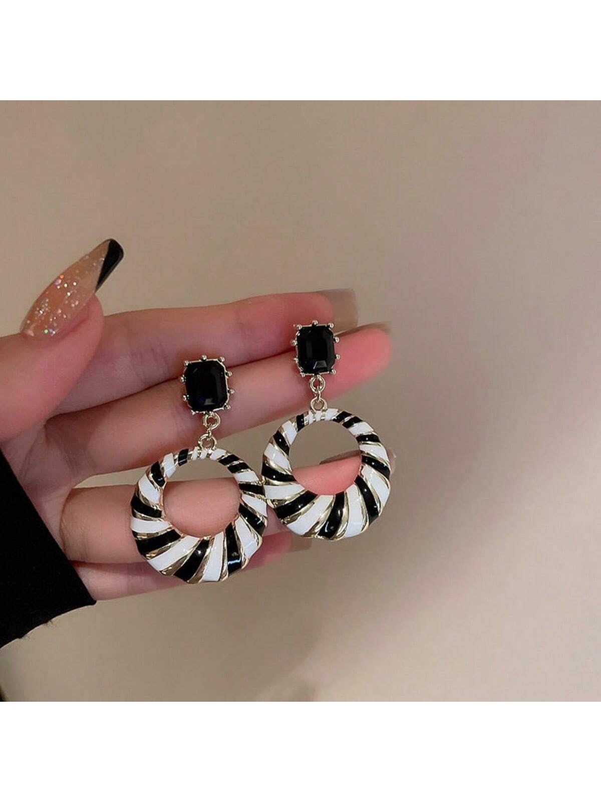 2024 New Arrival Round Black & White Striped Earrings For Women, Trendy & High-End Design, Fashionable & Luxurious Ear Jewelry--1