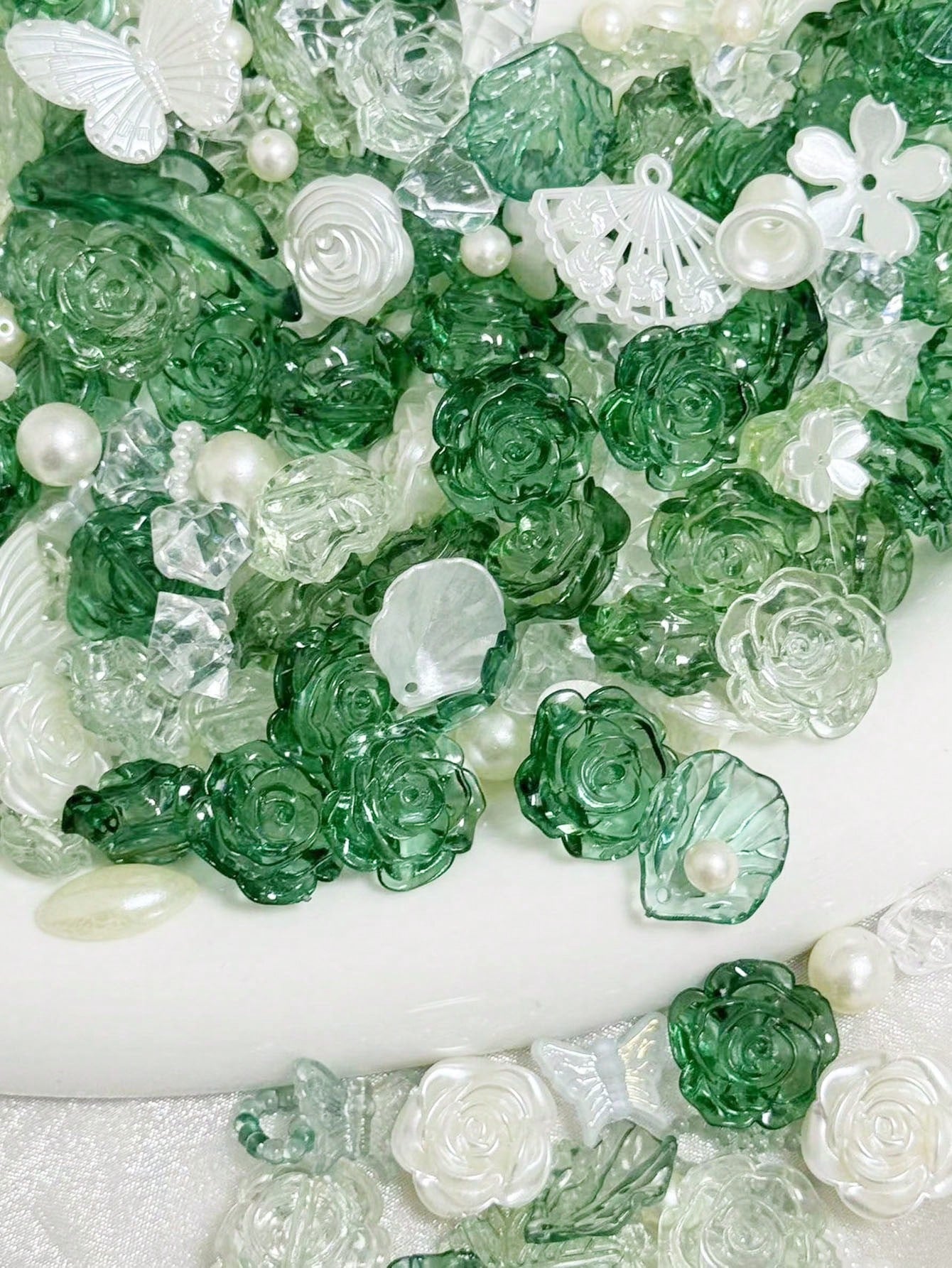 A Bag Of 70g Light Colored Ice Transparent Green Gradient Three-Dimensional Roses Is Very Clear And Can Be Made With Handcrafted Bracelets, Phone Cases, Necklaces, Jewelry, Earrings, Decorative Brochures, Props, Shooting Decorations, Decorative-Green-1