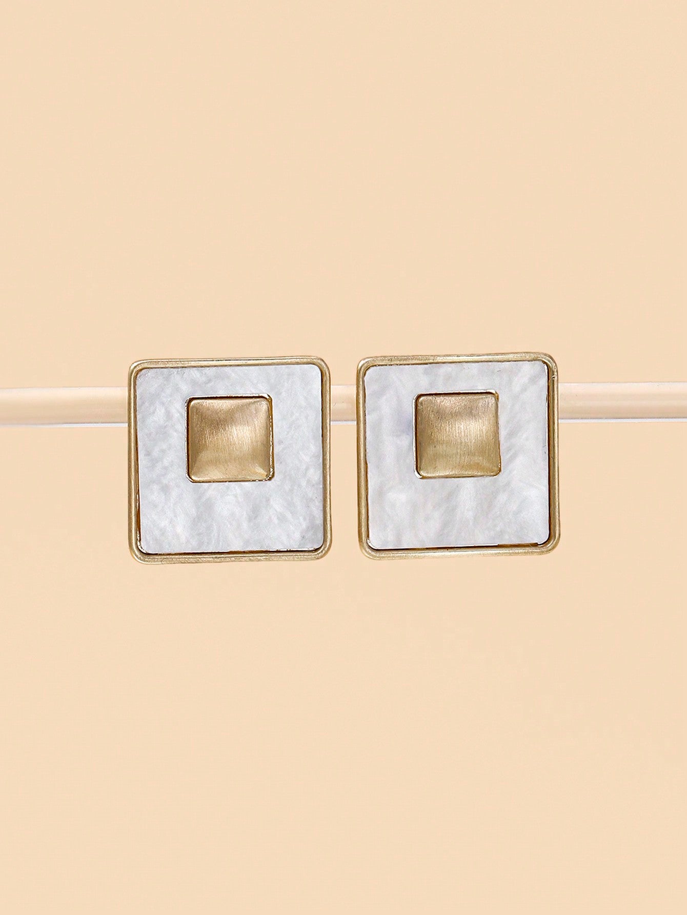 1pair Metallic Brushed Gold-Color With Cloud Effect Classic, Elegant, Trendy And Versatile Earrings-White-1