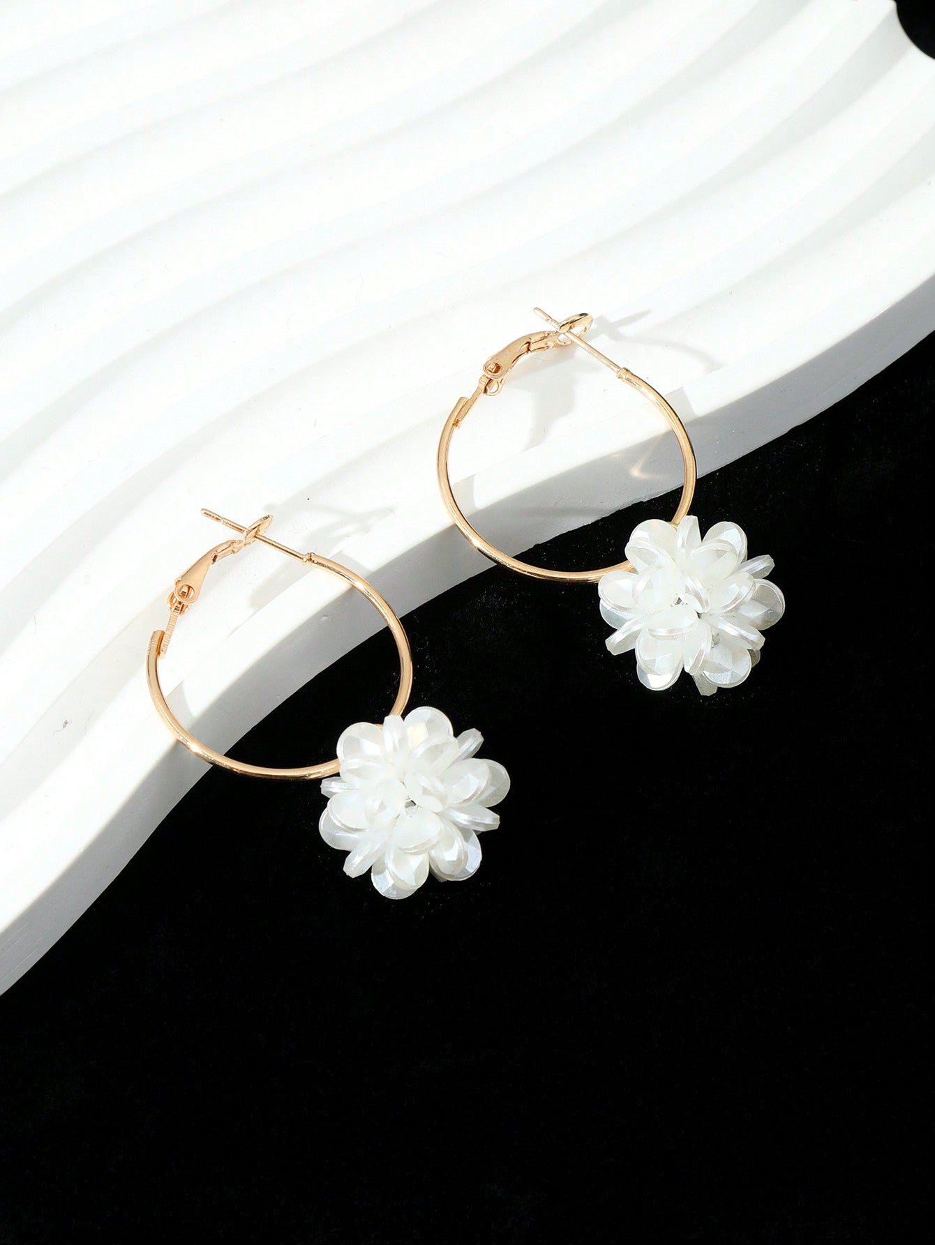 1pair Women's White Resin Flower Ball Circle Earrings, Fashionable Simple And Sweet Style For Daily Wear-Gold-1